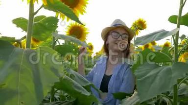 农耕生活，美丽的少年与向日葵一起在阳光下享受清新的空气